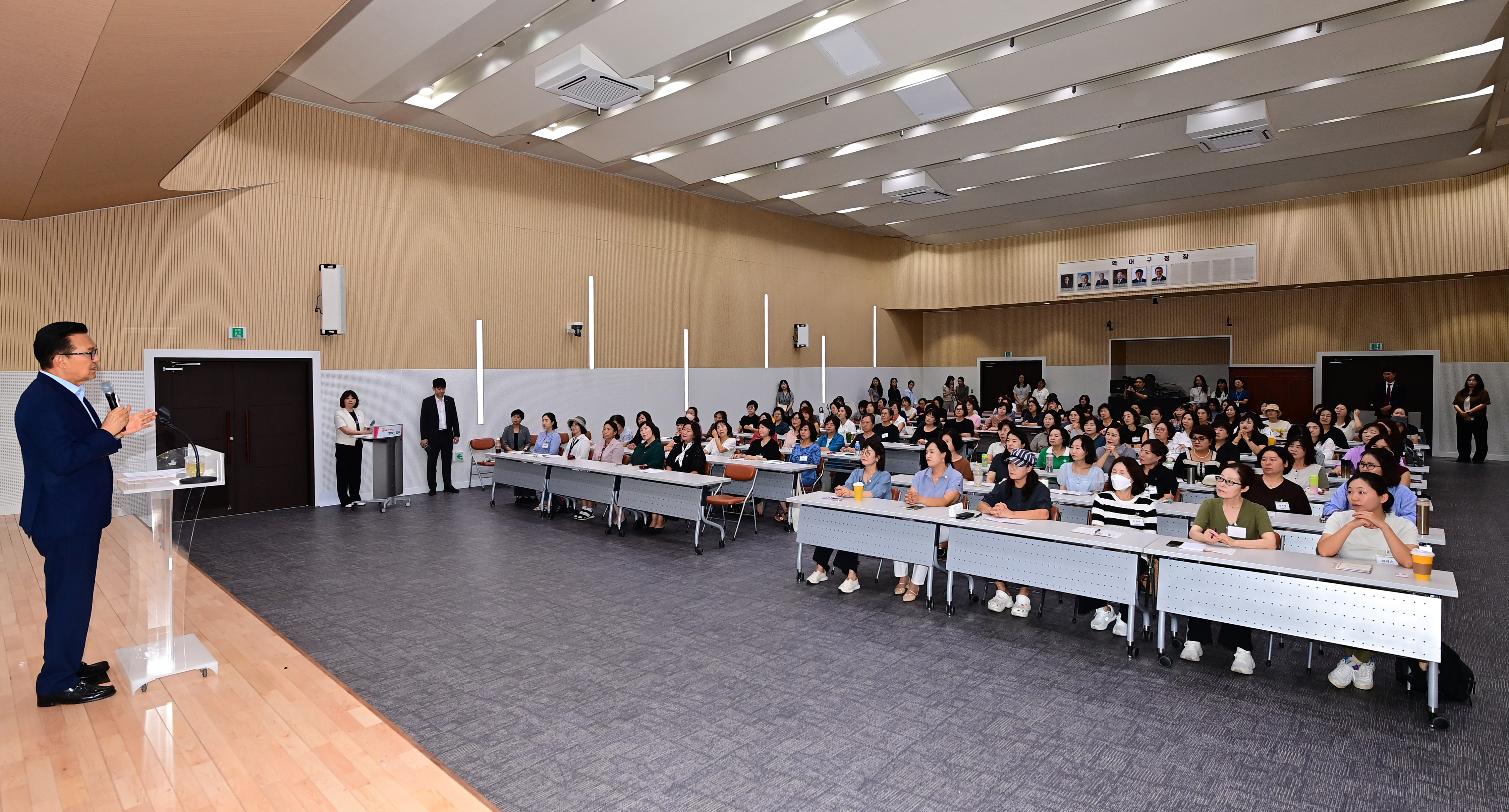 연수구는 지난 27일 대회의실에서 제3기 연수여성대학 입학식을 개최하고 지역 여성의 평생학습 기반 확대와 자기 계발 기회 지원을 위한 본격 운영에 들어갔다
